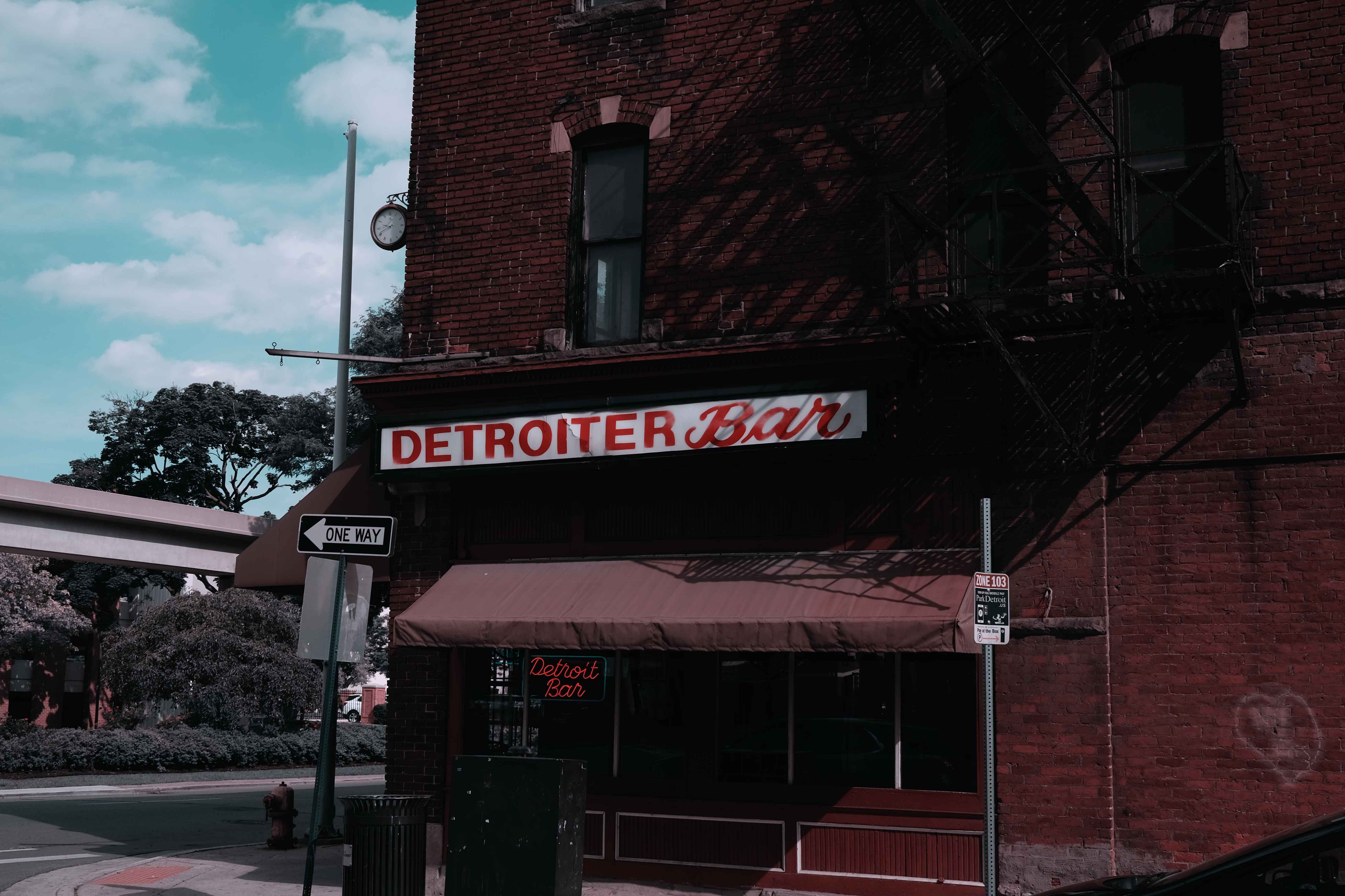 Detroiter Bar - 655 Beaubien Blvd